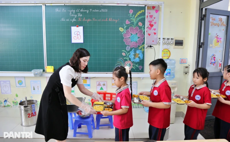 Cận cảnh cô giáo tất bật chia cơm, kê bàn cho học sinh ăn bán trú, ngủ trưa